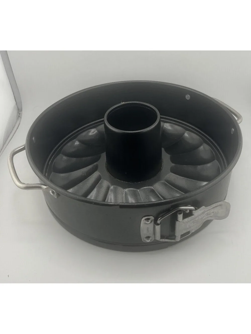 The Pampered Chef 9.5 Inch Nonstick Springform  Bundt Pan Complete PA Scallopped